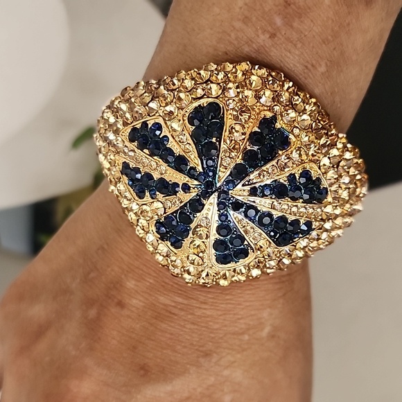 Vintage Gold Chunky Hinge / Clamper Dome Bracelet with Black Crystals - Picture 8 of 8